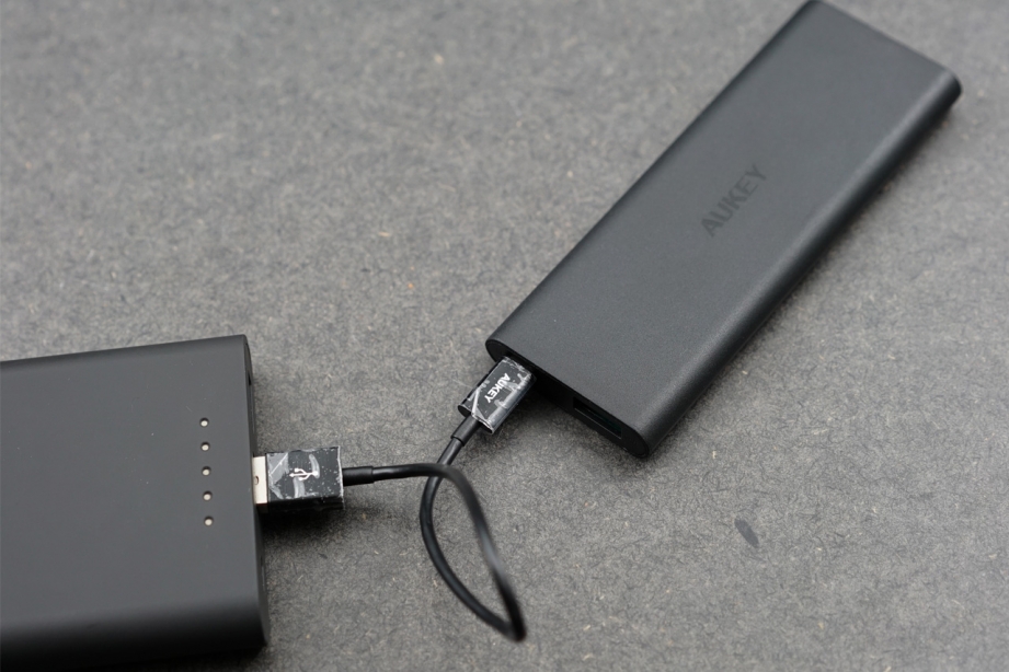 aukey-3600mah-external-battery-charger-preview-pic3.jpg