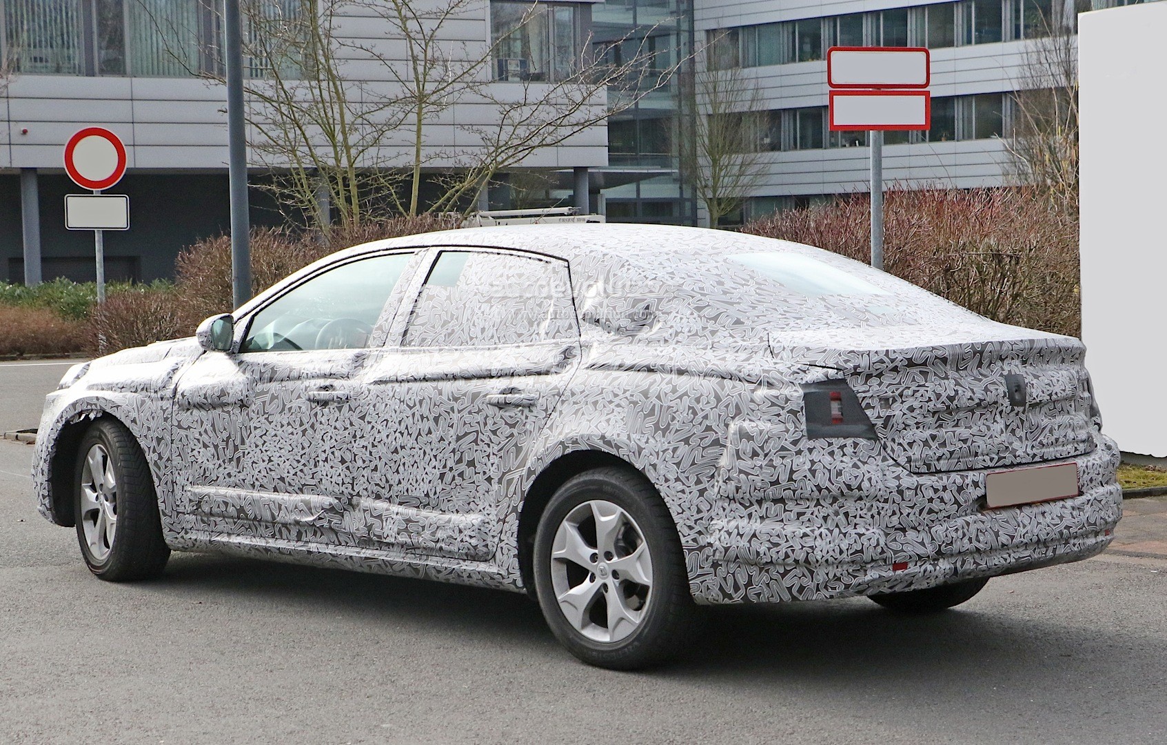 all-new-2016-renault-laguna-flagship-sedan-spied-for-the-first-time-photo-gallery_7.jpg