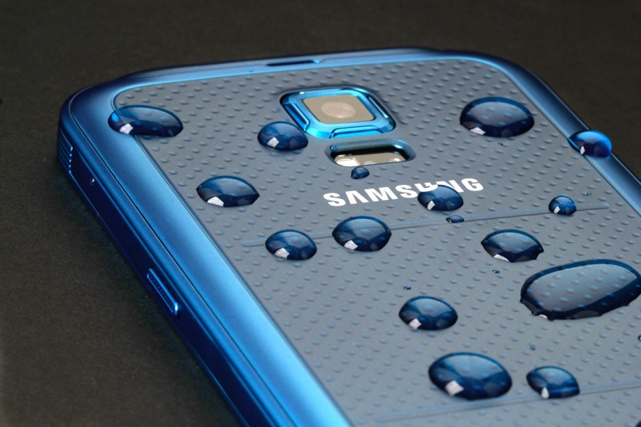 samsung-galaxy-s5-sport-back-water-1500x1000.jpg