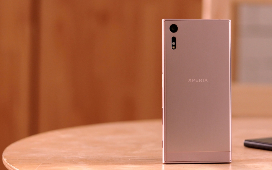 sony-xperia-xz-deep-pink-unboxing-pic1.jpg