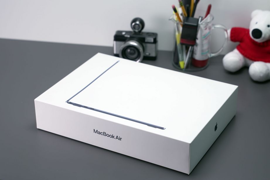 apple-macbook-air-2022-unboxing-pic6.jpg