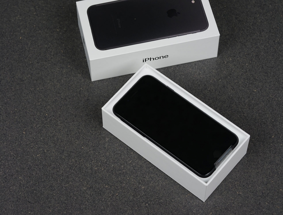 apple-iphone7-unboxing-pic3.jpg