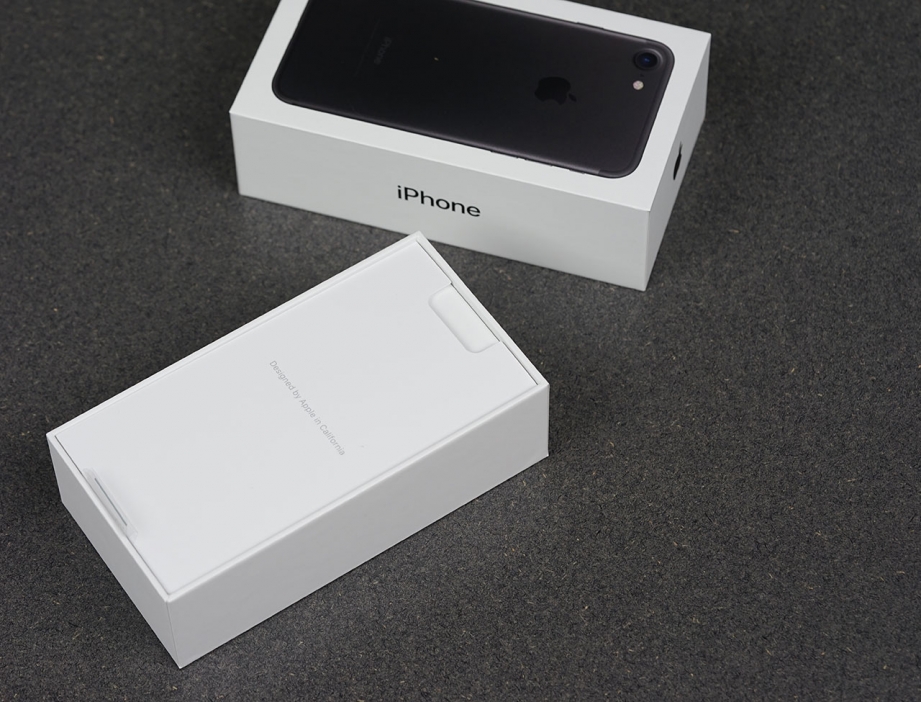 apple-iphone7-unboxing-pic2.jpg