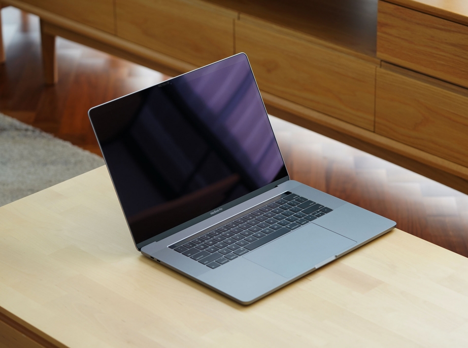 apple-macbook-pro-15-inch-2018-unboxing-pic5.jpg