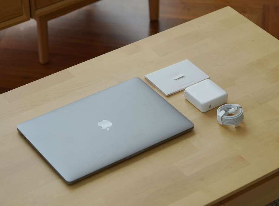 apple-macbook-pro-15-inch-2018-unboxing-pic4.jpg
