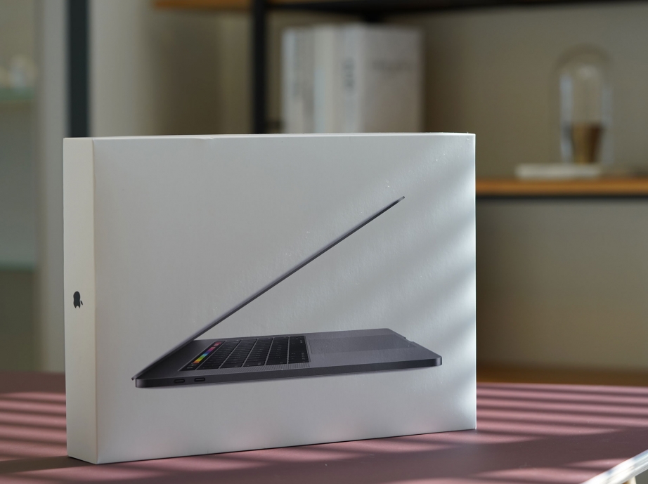 apple-macbook-pro-15-inch-2018-unboxing-pic1.jpg