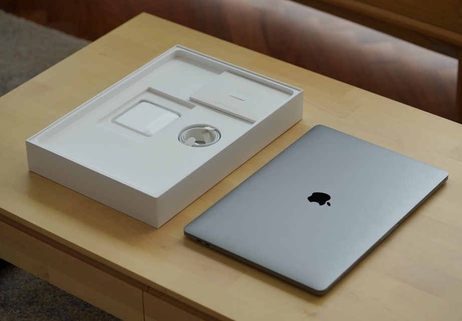 apple-macbook-pro-15-inch-2018-unboxing-pic3.jpg
