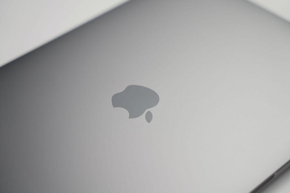 apple-macbook-pro-13-2022-unboxing-pic2.jpg