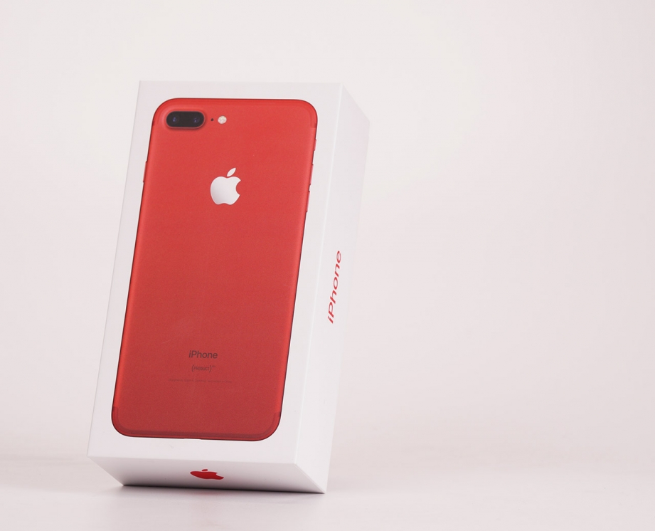apple-iphone7-plus-product-red-unboxing-pic1.jpg