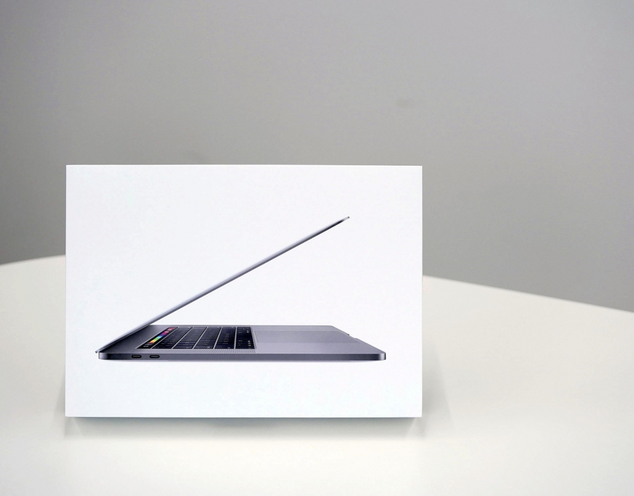 apple-macbook-pro-15-inch-2019-unboxing-pic1.jpg