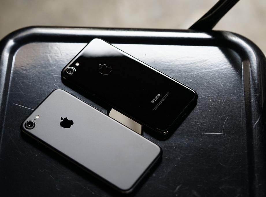 apple-iphone7-jetblack-unboxing-pic15.jpg