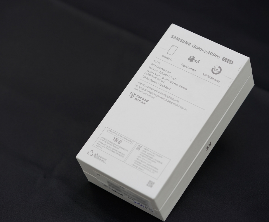 samsung-galaxy-a9-pro-2019-unboxing-pic2.jpg
