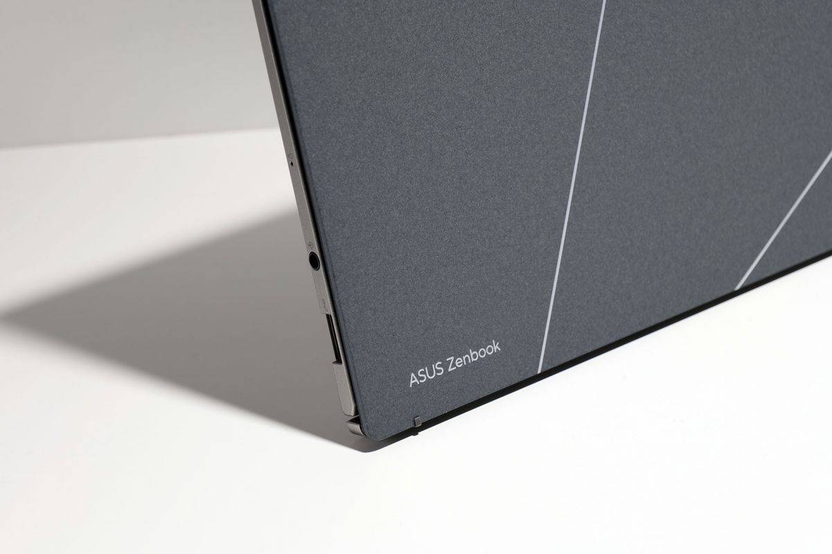 asus-zenbook-s-13-oled-unboxing-pic1.jpg