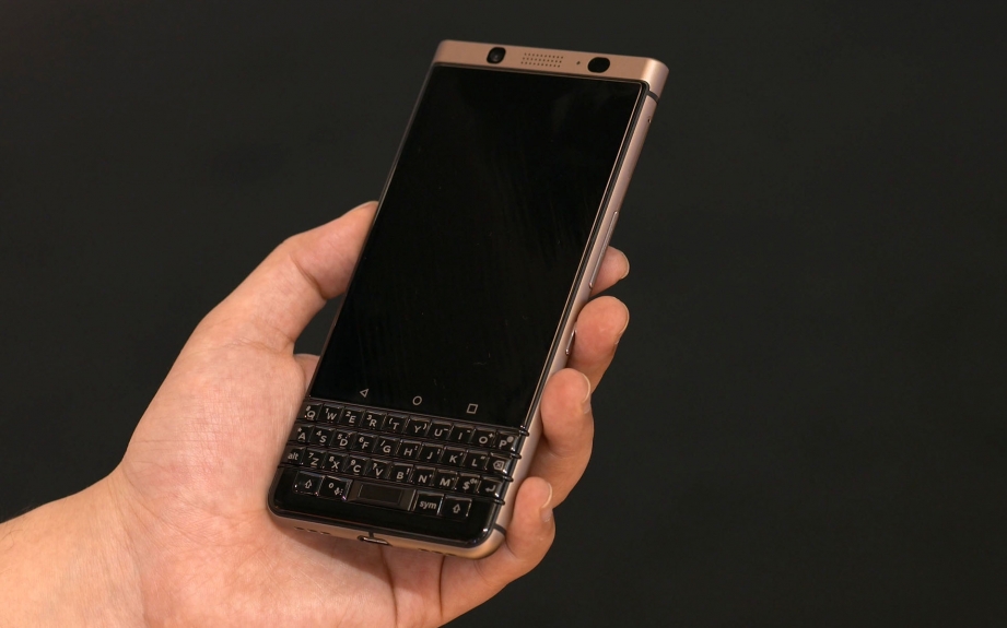 blackberry-keyone-bronze-edition-handson-pic1.jpg