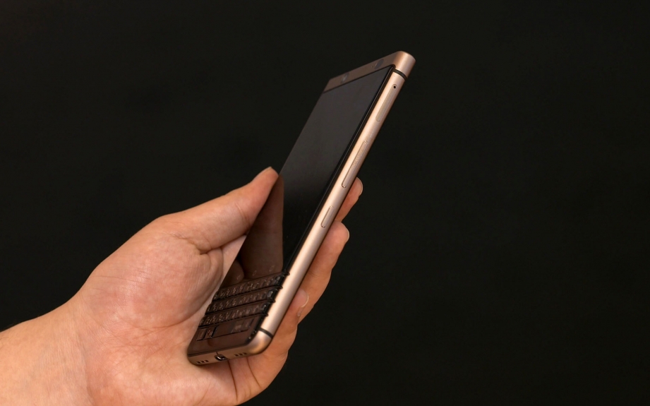 blackberry-keyone-bronze-edition-handson-pic2.jpg