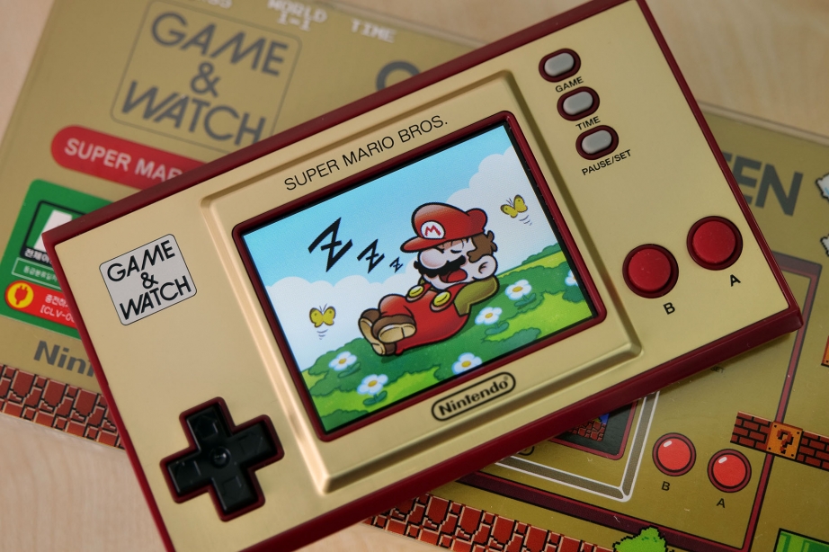 nintendo_game_and_watch_mario_unboxing_pic2.jpg