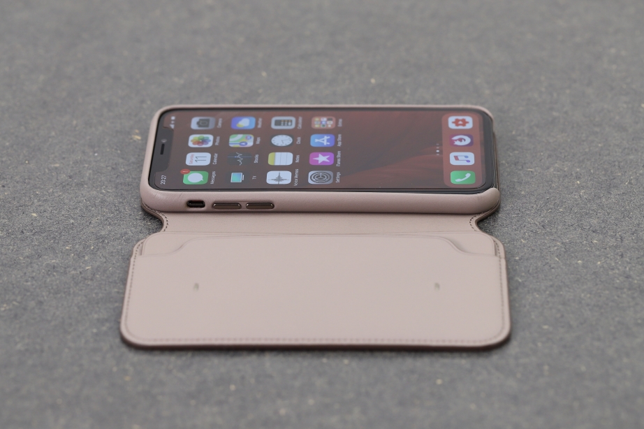 apple-iphone-x-leather-folio-unboxing-pic5.jpg