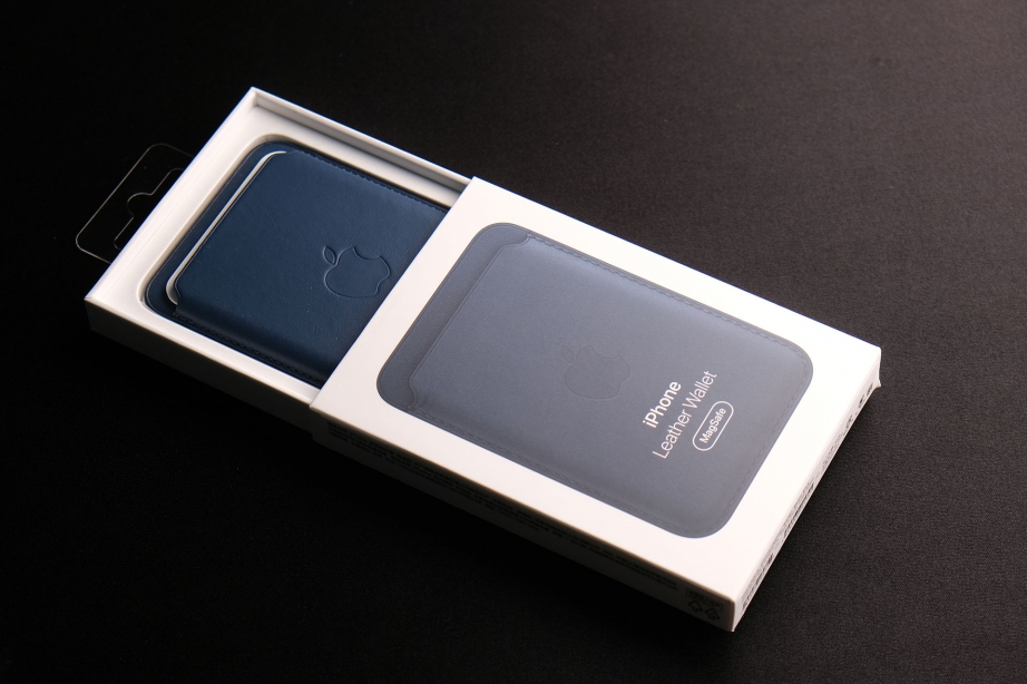 apple-leather-wallet-unboxing-pic1.jpg
