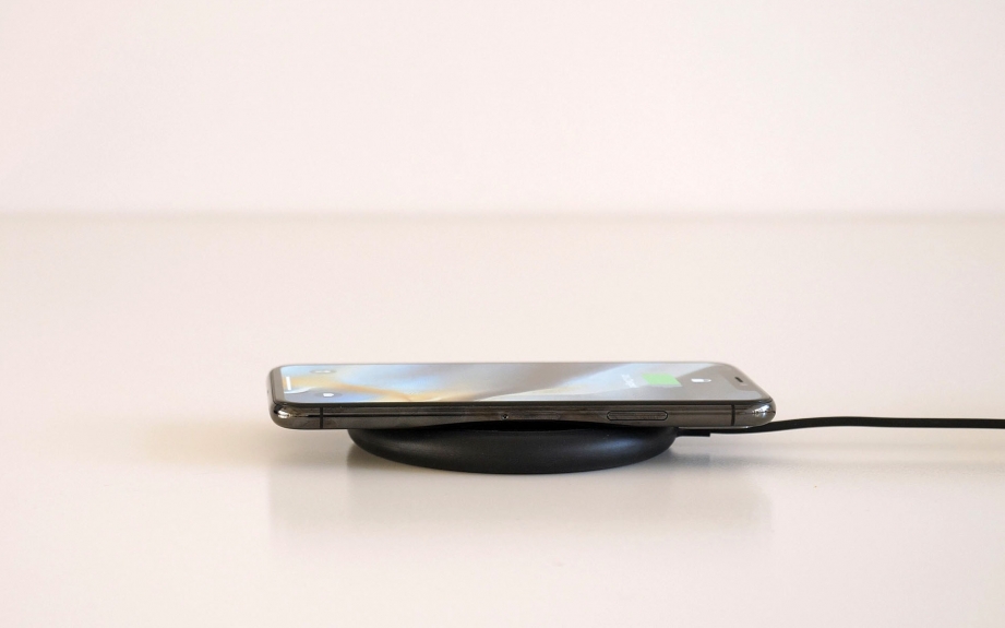 mophie-wireless-charging-base-unboxing-pic1.jpg