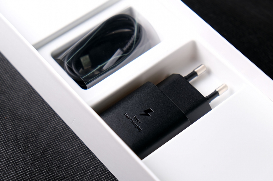 samsung-wireless-charger-trio-unboxing-pic5.jpg