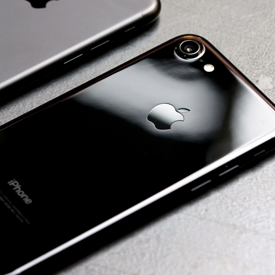 apple-iphone7-jetblack-unboxing-pic0.jpg