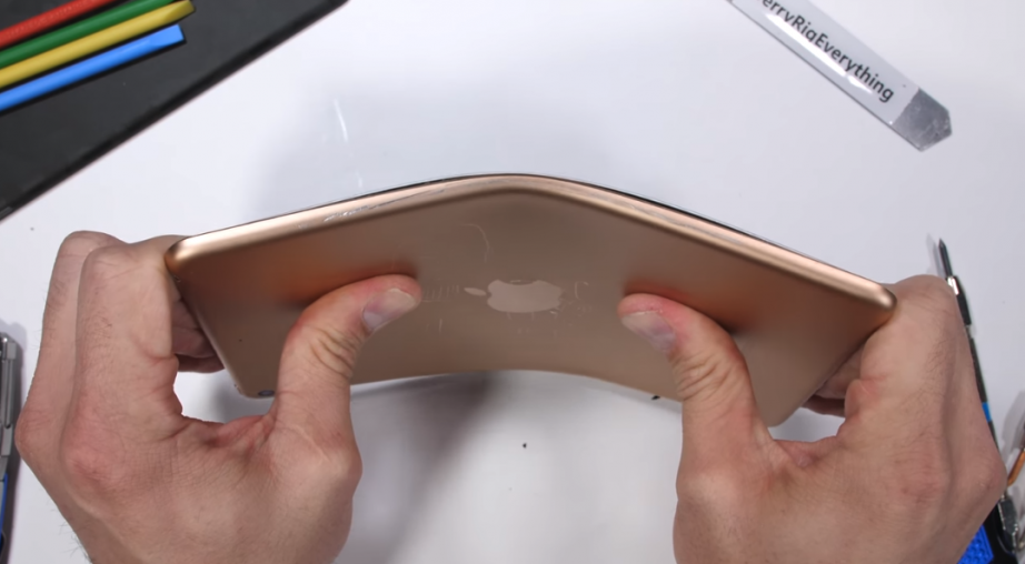 2019-04-05 13_34_32-Apple's iPad mini 2019 gets bent out of shape in durability test, still works - .png