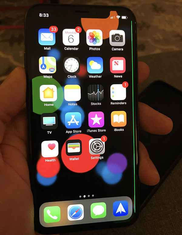 Some-iPhone-X-units-have-a-green-line-that-shows-up-along-one-side-of-the-display (1).jpg