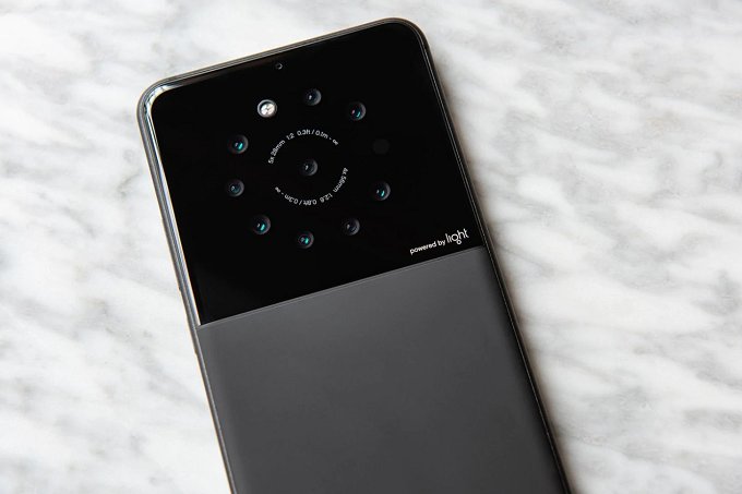 Light-the-company-with-a-16-lens-camera-has-working-smartphone-prototypes-with-5-to-9-lenses.jpg