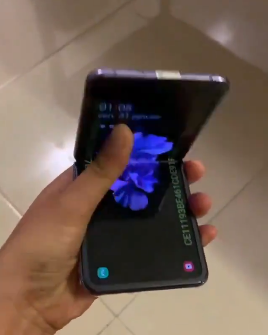 2020-02-03 15_31_50-Video shows that the Samsung Galaxy Z Flip does that one thing you really want i.png