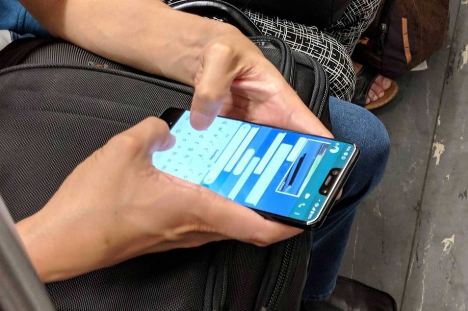 Google-Pixel-3-XL-shows-up-again-notch-and-two-tone-build-clearly-visible.jpg
