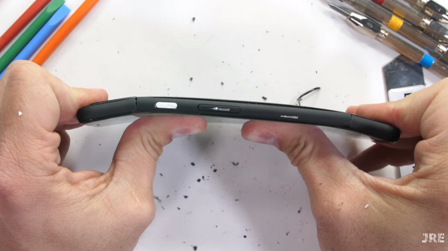 2019-11-06 15_08_36-Pixel 4 XL bend test reveals Google's newest flagship has a shocking durability .png